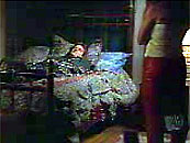 Angel enchaine sur son lit.