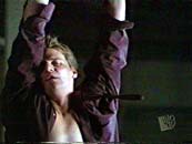 Angel enchaine et torture