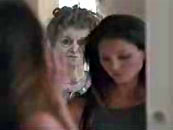 Maude Pearson observe Cordelia.